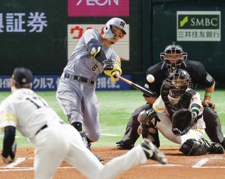 　６回阪神１死三塁、佐藤輝が右中間に適時二塁打を放つ。投手有原、捕手海野＝みずほペイペイドーム