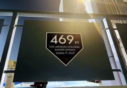 ドジャースタジアムに設置された、ドジャース・大谷の「場外本塁打」記念プレート=ロサンゼルス(共同)