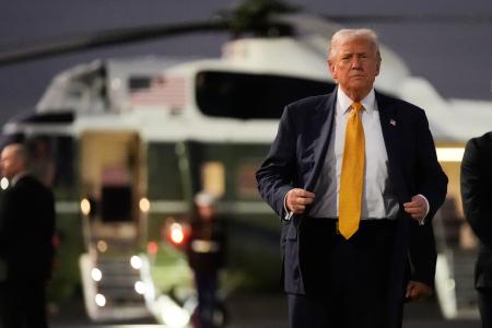 羽田空港に到着したトランプ米大統領=27日(AP=共同)