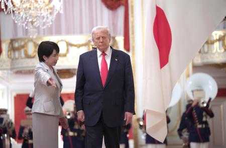 会談前の歓迎式典でトランプ米大統領(右)を案内する高市首相=28日、東京・元赤坂の迎賓館(ゲッティ=共同)