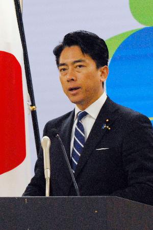 記者会見する小泉防衛相=28日午前、防衛省