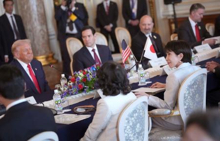 会談する高市首相(手前右)とトランプ米大統領(奥左端)=28日、東京・元赤坂の迎賓館(ゲッティ=共同)