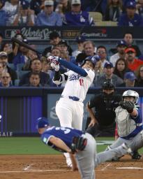 ブルージェイズ戦の3回、右越えに本塁打を放つドジャース・大谷。投手シャーザー=ロサンゼルス(共同)