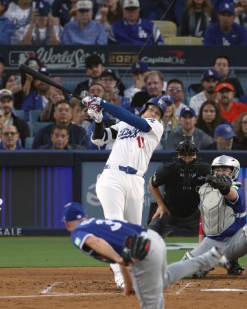 ブルージェイズ戦の3回、右越えに本塁打を放つドジャース・大谷。投手シャーザー=ロサンゼルス(共同)
