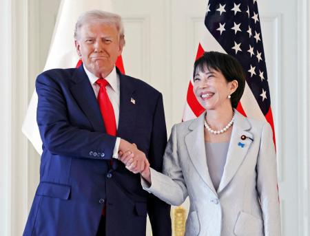 トランプ米大統領(左)との会談を前に握手する高市首相=28日午前、東京・元赤坂の迎賓館(代表撮影)