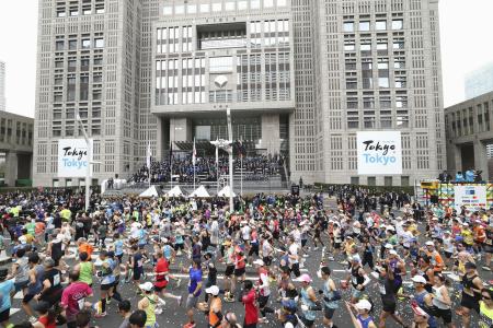 東京マラソンで都庁前を一斉にスタートするランナー=3月、東京都新宿区