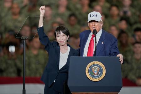 28日、米原子力空母ジョージ・ワシントンを視察、演説するトランプ米大統領と高市早苗首相(AP=共同)
