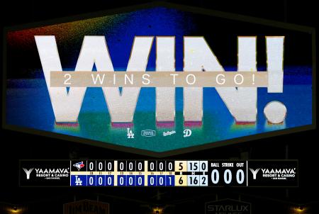 延長18回まで行われたドジャース―ブルージェイズ戦のスコアボード=ロサンゼルス(共同)