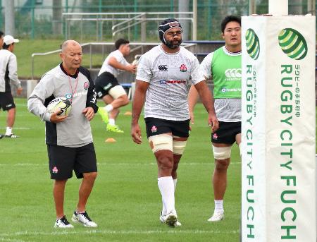 練習を見守るラグビー日本代表のジョーンズ・ヘッドコーチ(左)。中央はリーチ=東京都府中市
