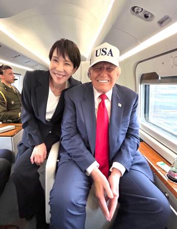 高市首相のX(旧ツイッター)に投稿された、トランプ米大統領と「マリーンワン」の機内で笑顔を見せるツーショット写真