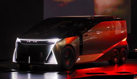 トヨタ自動車が発表した高級車ブランド「レクサス」の六輪車両=29日午前、東京都江東区の東京ビッグサイト