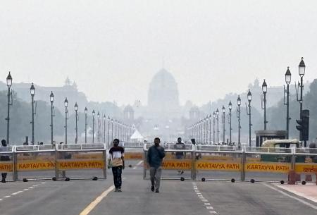 大気汚染の影響で白くかすむインド大統領官邸=28日、ニューデリー(共同)