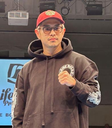 興行であいさつし、ポーズをとる井岡一翔=29日、東京・後楽園ホール