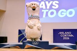 　お披露目されたミラノ・コルティナ冬季五輪の表彰台とマスコット＝２９日、ミラノ（共同）