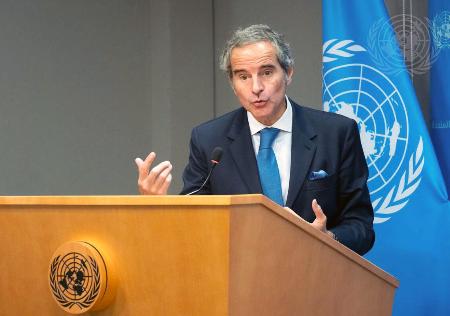 　２９日、ニューヨークの国連本部で記者会見するＩＡＥＡのグロッシ事務局長（国連提供・共同）