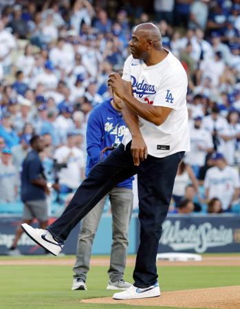 始球式を務めるドジャースの共同オーナーのマジック・ジョンソンさん=ロサンゼルス(共同)