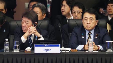 APEC閣僚会議に臨む赤沢経産相(右)と茂木外相=30日、韓国・慶州(経産省提供・共同)