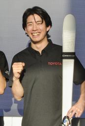 　笑顔を見せる男子モーグルの堀島行真＝３０日、東京都江東区