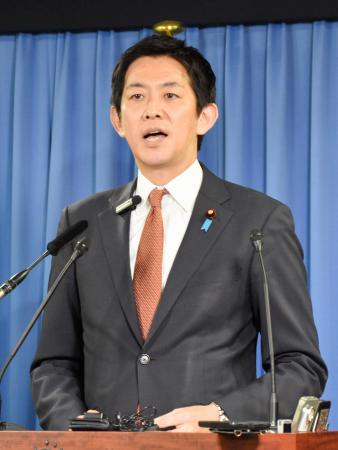記者会見する自民党の小林政調会長=30日午後、東京・永田町の党本部
