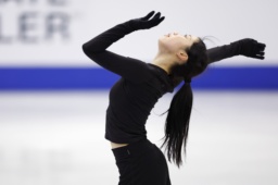 　公式練習で調整する中井亜美＝サスカトゥーン（共同）