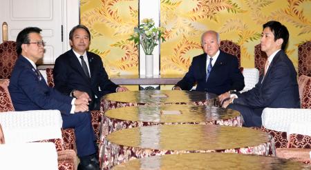 会談に臨む自民党の鈴木(中央右)、国民民主党の榛葉(同左)両幹事長ら=31日午前、国会