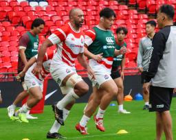 　南アフリカ戦を控え、調整するラグビー日本代表のリーチ（手前左）ら＝ロンドン（共同）