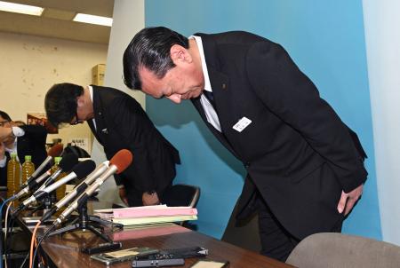 記者会見の冒頭で謝罪する、いわき信用組合の金成茂理事長(右)ら=31日午後、福島県いわき市