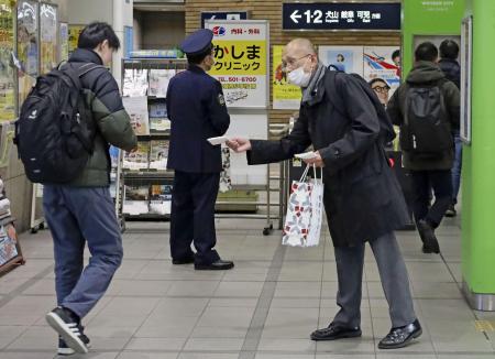 名鉄上小田井駅で情報提供を呼びかける高羽奈美子さんの夫悟さん(右)=2月、名古屋市