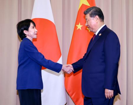 日中首脳会談を前に中国の習近平国家主席(右)と握手を交わす高市首相=31日、韓国・慶州(代表撮影・共同)