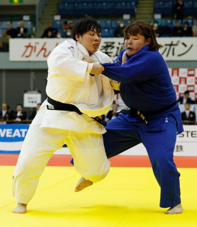 女子78キロ超級決勝 冨田若春(右)を攻める素根輝。復帰戦で初優勝=千葉ポートアリーナ