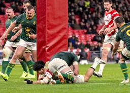 　日本―南アフリカ　後半、トライを決める矢崎（下左）＝ロンドン（共同）