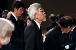 　遺族代表として合同追悼式に参列した小田部哲哉さん（中央）＝２日午前、鹿児島県鹿屋市