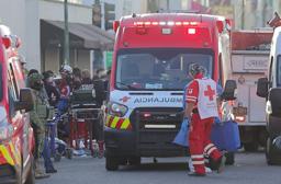 　火災現場で活動に当たる救急隊員ら＝１日、メキシコ北西部エルモシジョ（ロイター＝共同）