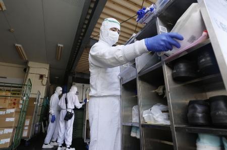 　食品会社の工場で作業するベトナム人職員＝１０月、東京都内