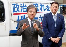 　街頭演説する立憲民主党の安住幹事長（左）＝３日午後、ＪＲ博多駅前