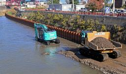 　護岸修復のための作業が実施された河原田川＝４日午前、石川県輪島市