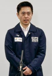 　大阪府庁で記者団の取材に応じる日本維新の会の吉村代表＝４日午後