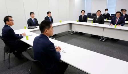 　ガソリン税に上乗せされる暫定税率の１２月末廃止に向けて開かれた、与野党６党の税制実務者協議＝５日午前、国会