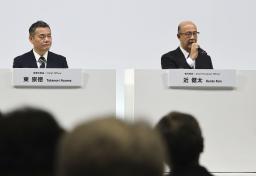 　決算説明会で記者の質問に答えるトヨタ自動車の近健太ＣＦＯ（右）＝５日午後、東京都内