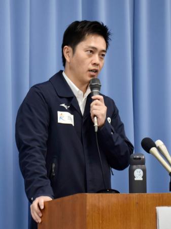 　大阪府庁で記者会見する日本維新の会の吉村代表＝５日午後