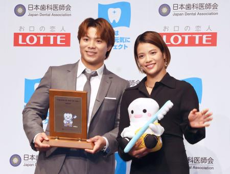 　「ベストスマイル・オブ・ザ・イヤー２０２５」に選ばれ、授賞式に出席した柔道の阿部一二三（左）と妹の詩＝６日、東京都内