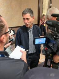 　取材に応じるパドレスのプレラーＧＭ＝１１日、米ラスベガス（共同）