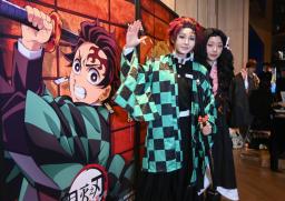 　中国上海市の映画館で、劇場版「鬼滅の刃」の上映前に記念撮影するコスプレ姿のファン＝１３日（共同）