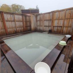 　秋田県鹿角市にある温泉施設の野天風呂＝１０月