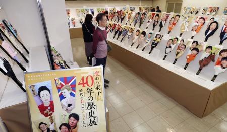 　これまでに発表された羽子板が一斉に展示されている「変わり羽子板　４０年の歴史展」＝１５日午前、東京都台東区