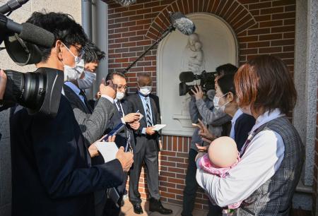 　熊本市の慈恵病院を見学する大阪府泉佐野市の視察団＝２６日午前