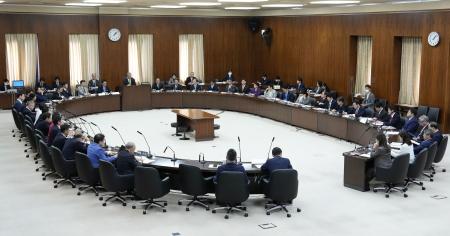 　今国会初の討議を行った参院憲法審査会＝２６日午後