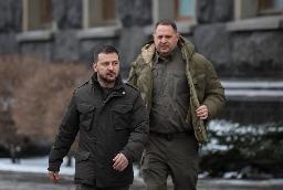 　ウクライナのゼレンスキー大統領（左）とイエルマーク大統領府長官＝２０２４年１月、キーウ（ロイター＝共同）