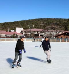 　屋外スケート場としては国内最南端の「えびの高原アイススケート場」で今季初滑りを楽しむスケーター＝２９日午前、宮崎県えびの市
