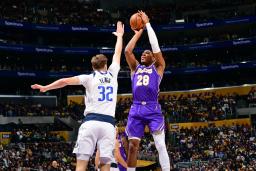 　マーベリックス戦でシュートを放つレーカーズの八村＝ロサンゼルス（ＮＢＡＥ・ゲッティ＝共同）